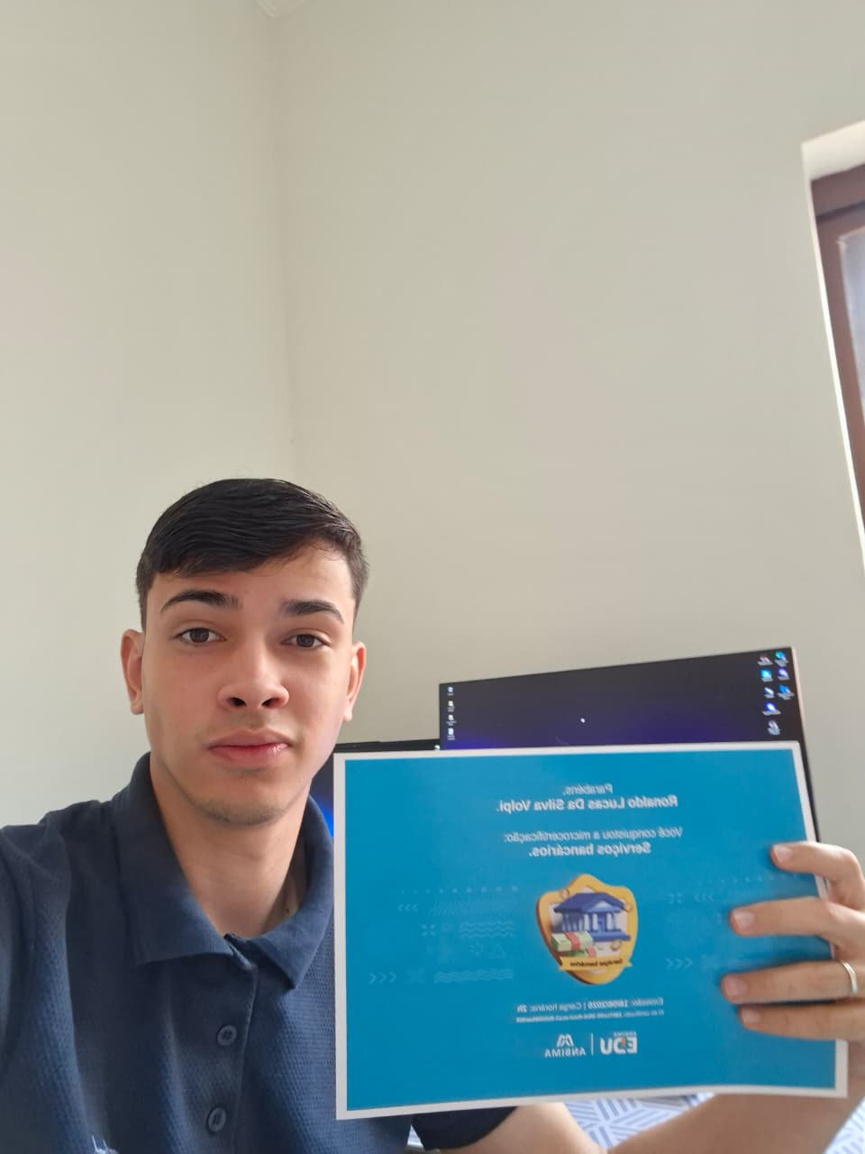 Ronaldo Volpi com o certificado da microcertificação em Serviços Bancários da ANBIMA Edu